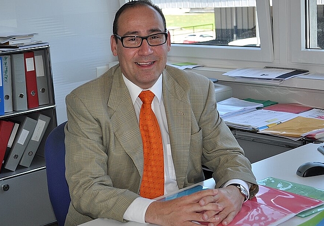 Reto Bernasconi im Büro seines Familienbetriebes. vwe)
