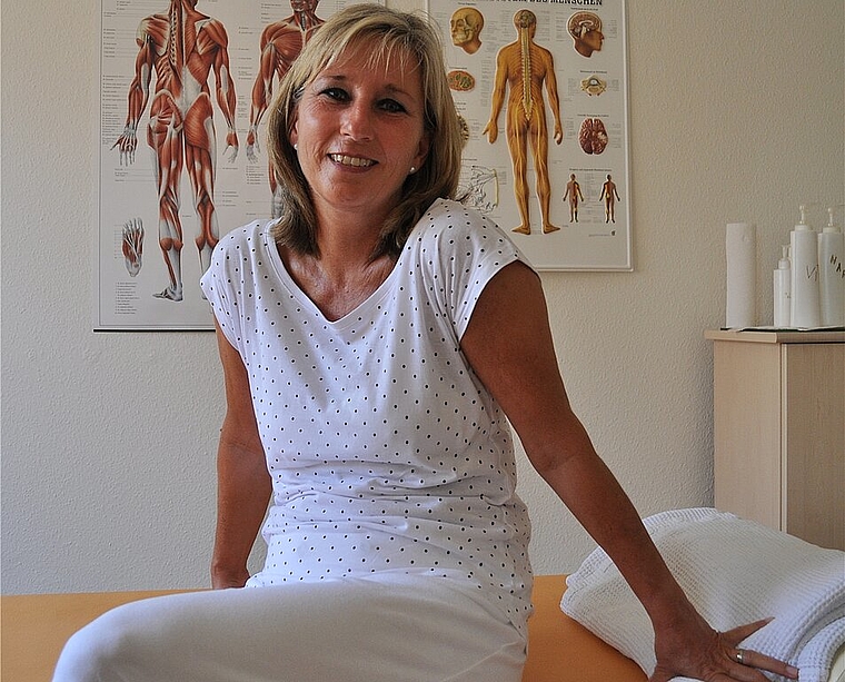 Franziska Clavadetscher in ihrer kleinen Massagepraxis.vwe)