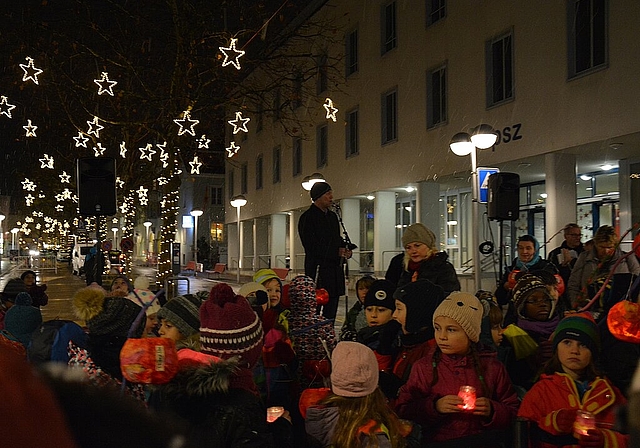 Schneeflocken und ein singender Kinderchor gab es zur letztjährigen Illumination auf der rechten Stadtseite. Ob es auch am Abend der diesjährigen Eröffnungsfeier der Weihnachtsbeleuchtung um 18 Uhr am Oberen Graben in Olten Schneeflocken gibt, ste