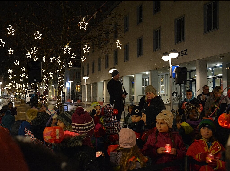 Schneeflocken und ein singender Kinderchor gab es zur letztjährigen Illumination auf der rechten Stadtseite. Ob es auch am Abend der diesjährigen Eröffnungsfeier der Weihnachtsbeleuchtung um 18 Uhr am Oberen Graben in Olten Schneeflocken gibt, ste