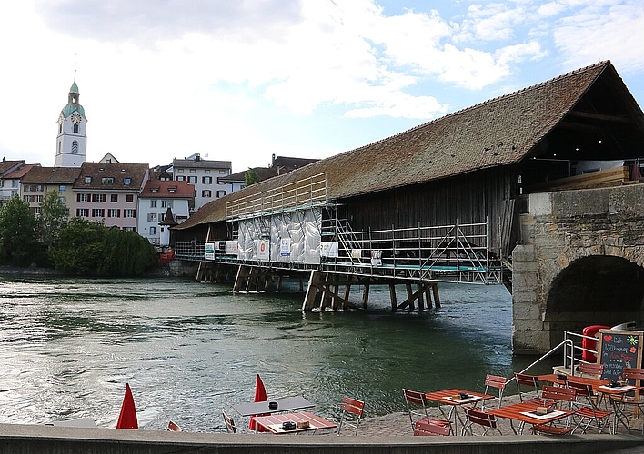 Die Arbeiten an der alten Holzbrücke gehen voran, so sollte das Oltner Wahrzeichen im August wieder der Bevölkerung übergeben werden können. (Bild: mim)
