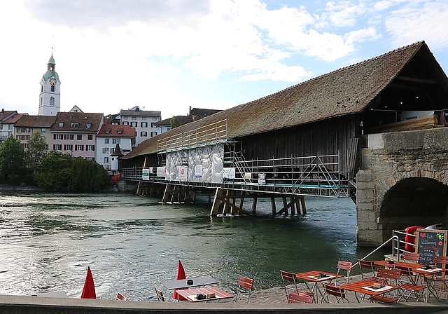 Die Arbeiten an der alten Holzbrücke gehen voran, so sollte das Oltner Wahrzeichen im August wieder der Bevölkerung übergeben werden können. (Bild: mim)
