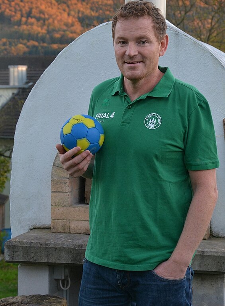 Zwei Hobbys vereint: Der Handballfan Stefan Bertschi vor seinem selbst gebauten Pizzaofen im Garten seines Zweifamilienhauses in Wangen bei Olten. (vwe)