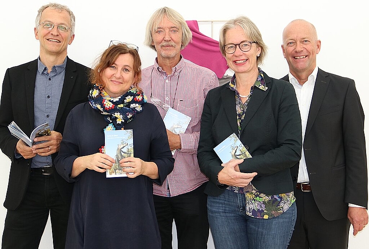 Mitglieder des Projektteams der Stadt Olten rund um den Führer «Kunst in Olten» mit Stadtpräsident Martin Wey (r.): Markus Dietler (Stadtschreiber) (v.l.), Dorothee Messmer (Kunstmuseumsdirektorin), Christof Schelbert (pensionierter Leiter Instit
