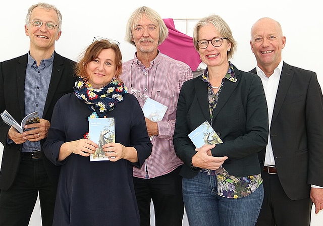 Mitglieder des Projektteams der Stadt Olten rund um den Führer «Kunst in Olten» mit Stadtpräsident Martin Wey (r.): Markus Dietler (Stadtschreiber) (v.l.), Dorothee Messmer (Kunstmuseumsdirektorin), Christof Schelbert (pensionierter Leiter Instit