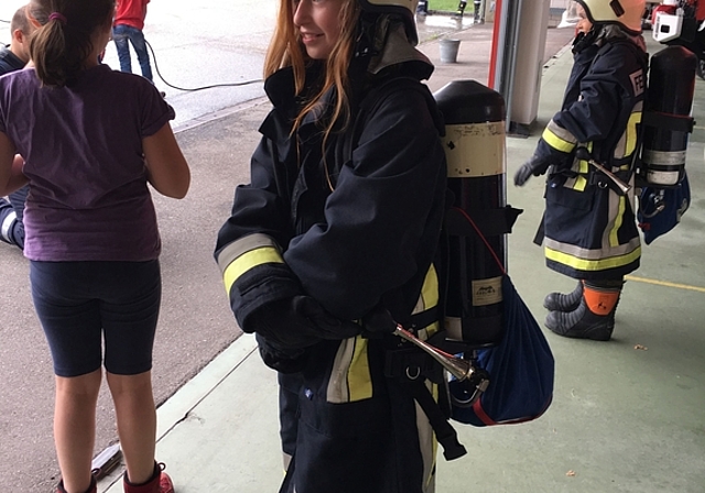 Schülerin Maura Rudin besuchte anlässlich des Ferienpasses Kappel unter anderen die Feuerwehr. (Bild: ZVG)