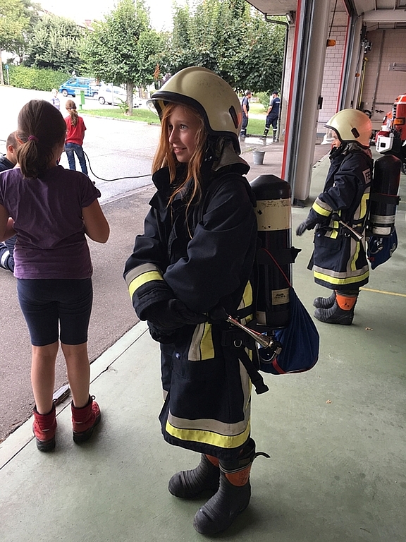 Schülerin Maura Rudin besuchte anlässlich des Ferienpasses Kappel unter anderen die Feuerwehr. (Bild: ZVG)