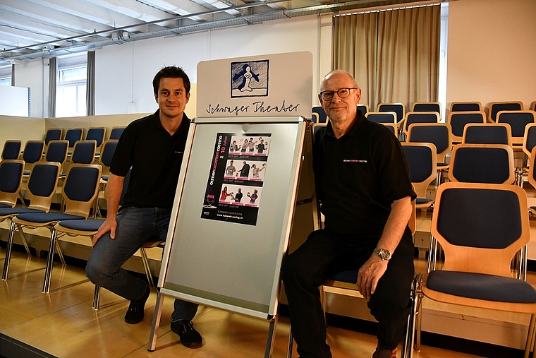 Die Co-Leiter im «Home of Kabarett Casting»: Rolf Wirz (l.) und Heinz Degen im Schwager Theater Olten, wo das Jubiläum des Castings der Oltner Kabaretttage an drei Abenden gefeiert wird. (Bild: Franz Beidler)