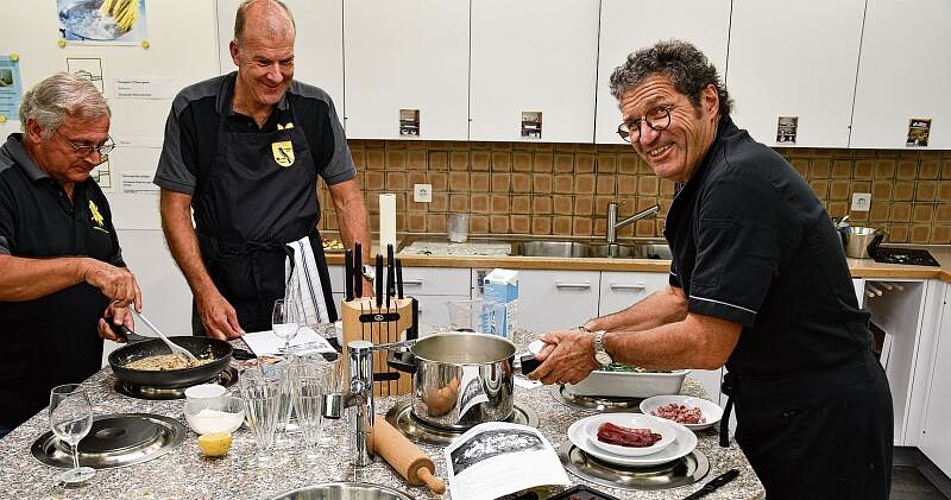 Martin Zimmerli, Dieter Bösch und Peter Lanz (v.l.) kochen gemeinsam das Bündner Menü. (Bilder: Cyrill Pürro)

