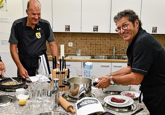 Martin Zimmerli, Dieter Bösch und Peter Lanz (v.l.) kochen gemeinsam das Bündner Menü. (Bilder: Cyrill Pürro)
