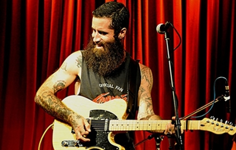 J.P. Harris wird am Sonntag, 20. August auf dem Bauernhof Wyss in Boningen das Herz jedes wahren Country-Fans höher schlagen lassen. (Bild: ZVG)