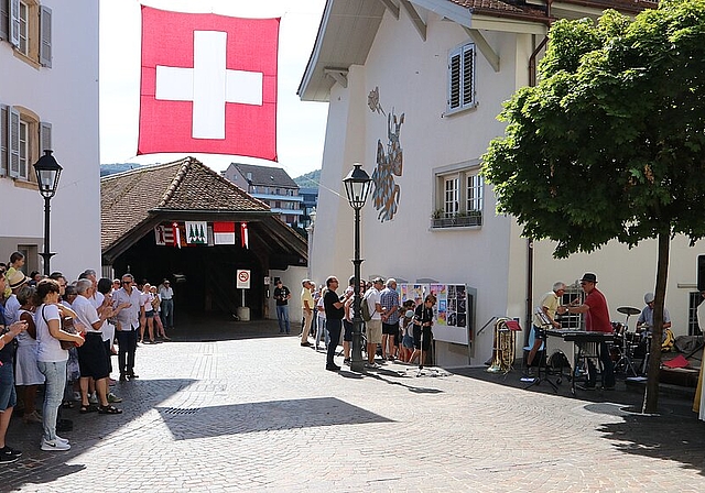 Bei strahlendem Sonnenschein wurde die 1. August-Feierlichkeit auf dem Kaplaneiplatz abgehalten. (Bild: mim)
