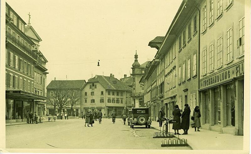 Laden der Tuchhandlung Flury im ehemaligen Schultheissenhaus an der Kirchgasse 17.