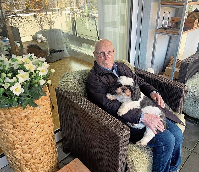 Theo Heimgartner mit Hund Toppa auf der Terrasse, ausruhend nach einer Wanderung. (Bild: CAR)