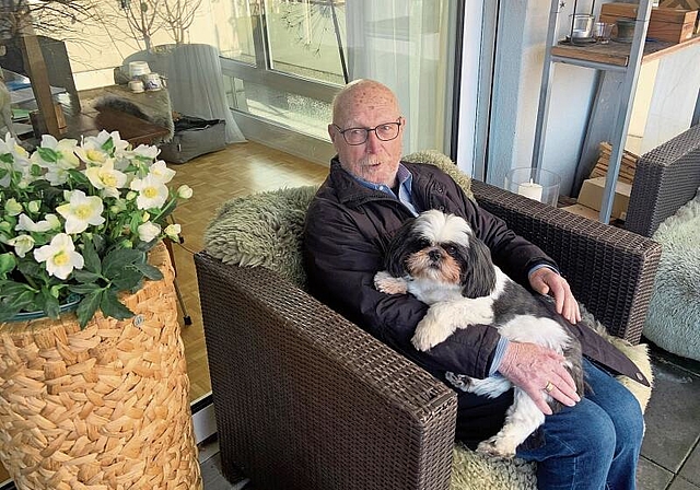 Theo Heimgartner mit Hund Toppa auf der Terrasse, ausruhend nach einer Wanderung. (Bild: CAR)