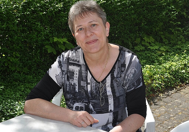 Christine Gfeller auf der sonnigen Terrasse ihres Restaurant Wartburg. vwe)