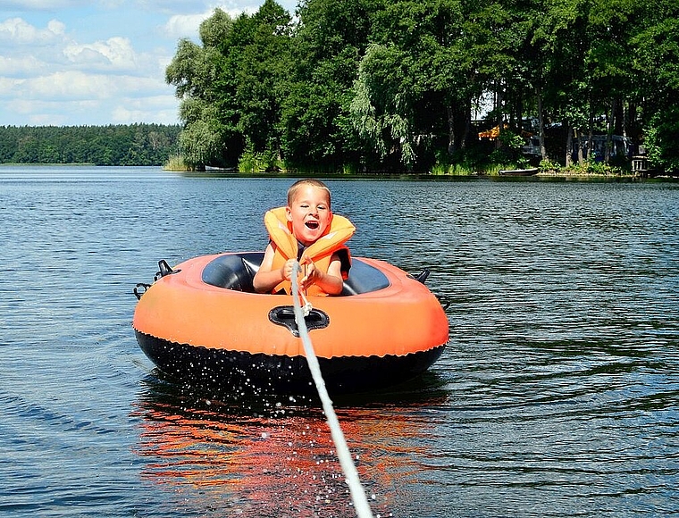 Kinder sollten immer eine Schwimmweste tragen. (Bild: Fotolia)