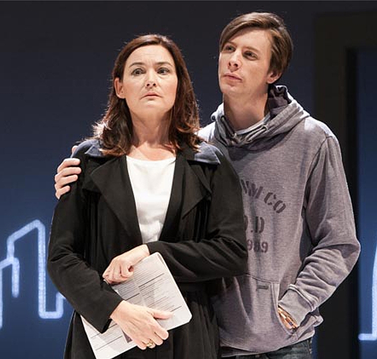 «Zorn»: Joe (Tim Bettermann) (r.) hat eine Moschee mit Graffiti besprüht. Mutter Alice Harper (Jacqueline Macaulay) kann das Hassverbrechen ihres Sohnes nicht verstehen. (Bild: ZVG)