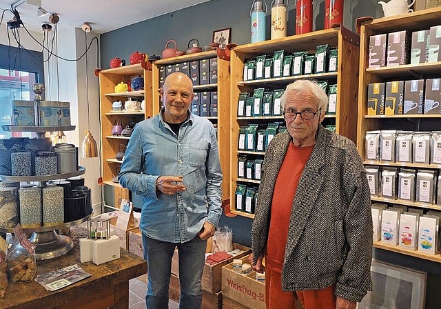 Peter Killer (rechts) und Meinrad Feuchter sind seit Jahren befreundet. Es war Feuchters Idee, die Bilder von Killer in seinem Oltner Lokal «links&amp;rechts» am Klosterplatz auszustellen. (Bild: Tamara Bindt)