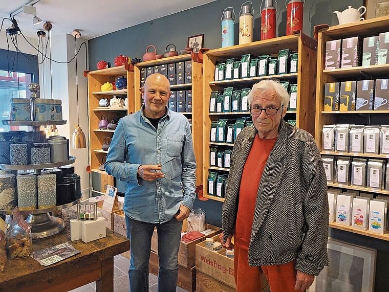 Peter Killer (rechts) und Meinrad Feuchter sind seit Jahren befreundet. Es war Feuchters Idee, die Bilder von Killer in seinem Oltner Lokal «links&rechts» am Klosterplatz auszustellen. (Bild: Tamara Bindt)