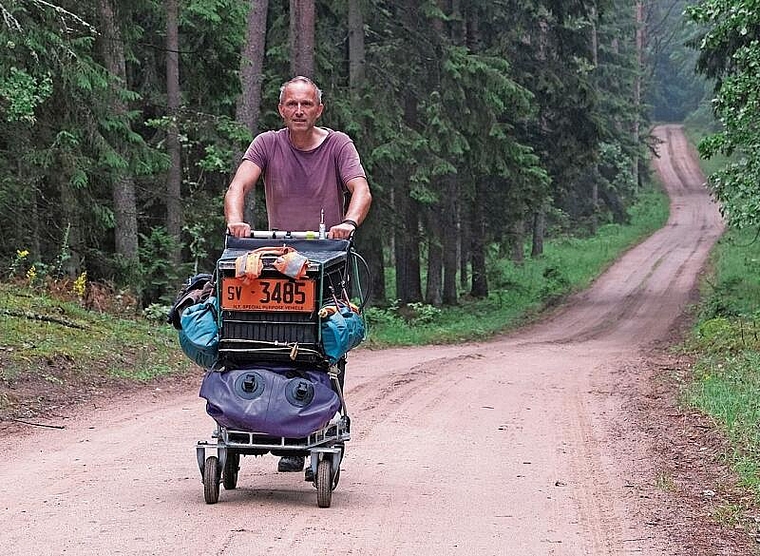 Christian Zimmermann beim Durchqueren eines Waldes in Lettland. (Bild: ZVG)