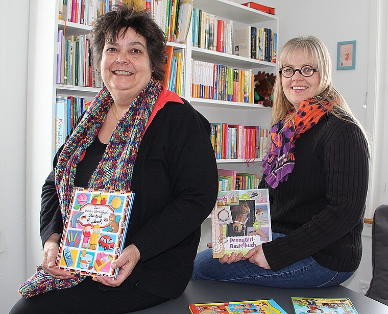 Vorstandsmitglied Cordula Gysin (l.) und FamiTri-Präsidentin Corinne Etter Schimmann vor dem neuen offenen Bücherschrank. (Bild: mim)