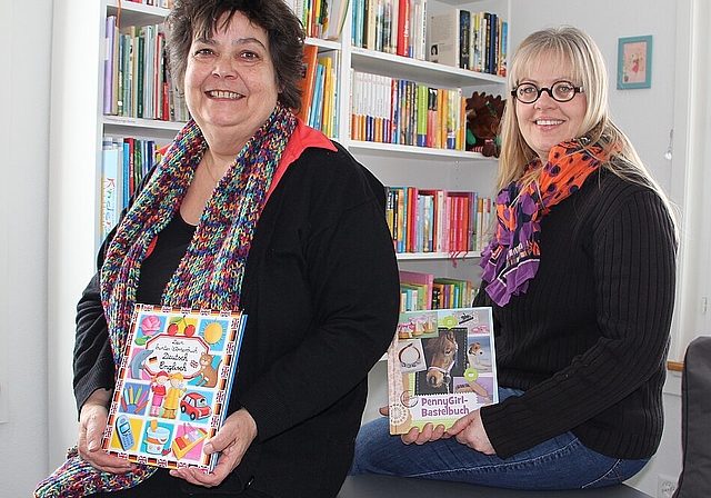 Vorstandsmitglied Cordula Gysin (l.) und FamiTri-Präsidentin Corinne Etter Schimmann vor dem neuen offenen Bücherschrank. (Bild: mim)