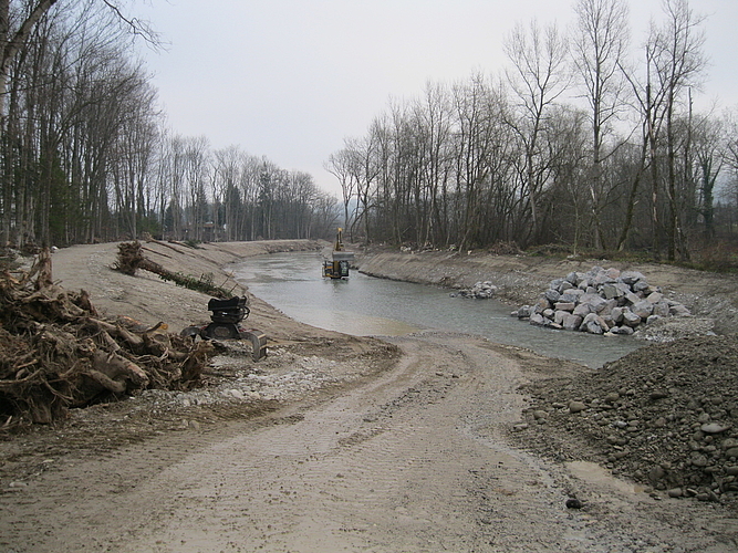 Die Aare während dem Bau der Steitengerinne in Obergösgen. (Bild: ZVG)