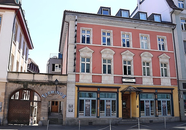 Bars und Clubs müssen seit Freitag, 3. Juli die Korrektheit der Kontaktangaben ihrer Besucherinnen und Besucher überprüfen. (Bild: F. Beidler)