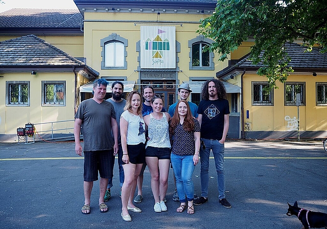 Ein Teil des OltenAir-OK’s am Ort des Geschehens: (hinten v.l.) Christoph Birrer, Nils Loeffel, Alain Hurni, David Spring und Daniel Kissling. (vorne v.l.) Nina Wüthrich, Fabienne Hurni und Stephanie Huber. (Bild: Sarah Wimmer)