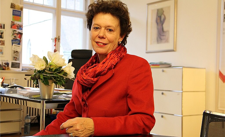 Ein positiv denkender Mensch: Bei Frau Landammann Esther Gassler ist das Glas stets halb voll. mim)