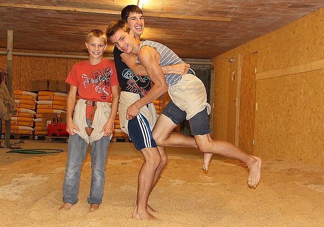 Schwingfreude im heimischen Sägemehl: Jonas, Lukas und Tobias Hengartner. (Bild: mim)