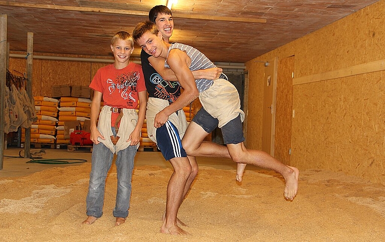 Schwingfreude im heimischen Sägemehl: Jonas, Lukas und Tobias Hengartner. (Bild: mim)
