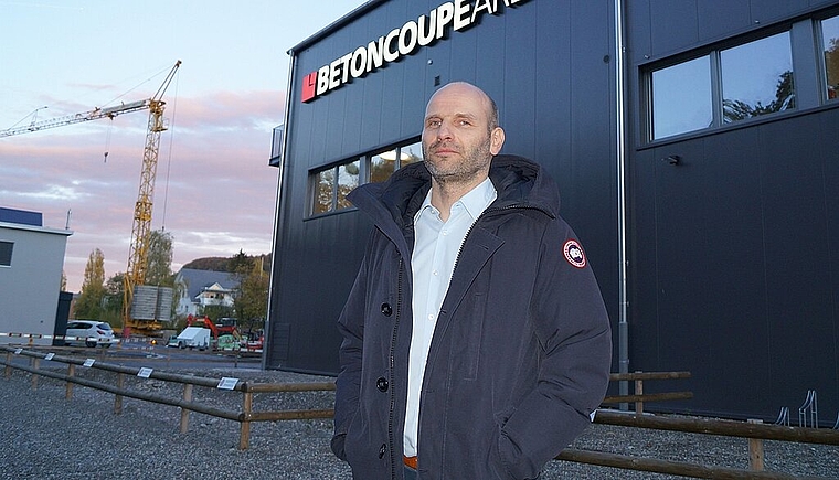 Familiärer Zusammenhalt als Erfolgsgarant: Daniel Bühlmann, Sportchef der Herren Elite von Volley Schönenwerd, vor der neuen Betoncoupe Arena. (Bild: Franz Beidler)