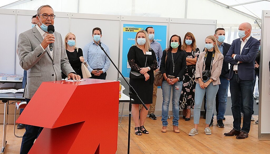 Geschäftsführer Urs Blaser begrüsste die geladenen Gäste im Zelt, bevor sich alle gemeinsam in die Stadthalle begaben. (Bild: mim)