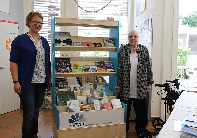 Initiantin Nadia Frey und Seniorin Heidi Stäheli mit der mobilen Mini-Bibliothek im Altersheim St. Martin. (Bild: mim)
