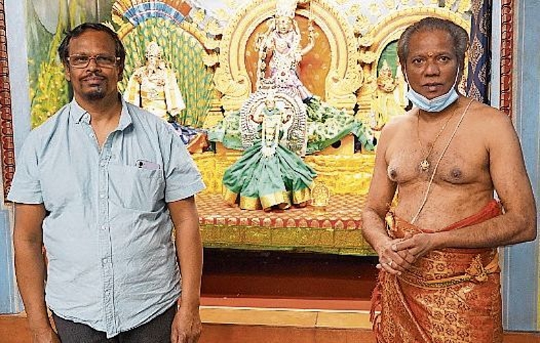 Nadarasalingam Sathasivam (links) und Priester Sunthar Balasubramanian.