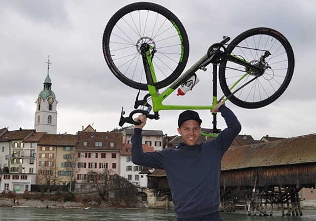 Dank seiner Tätigkeit als Mechaniker kann Matthias Hug vieles an seinen Velos selbst reparieren. (Bild: B. Beyeler)