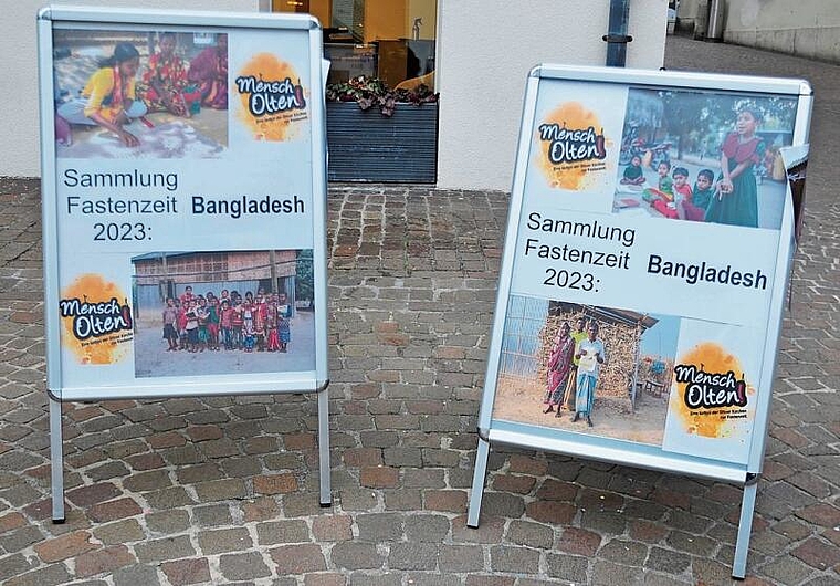 Für Bangladesh: Mit diesen Plakaten wirbt «MenschOlten» für das Unterstützungsprojekt. (Bild: Beat Wyttenbach)