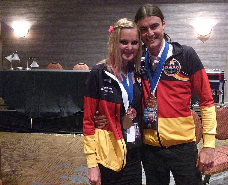 Grosse Freude nach der Preisverleihung: Stolz tragen Bettina Wirsing und Andreas Hermann ihre Medaillen. ZVG)