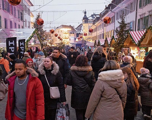 Am Sonntagabend ist die Kirchgasse ein belebter Schauplatz.
