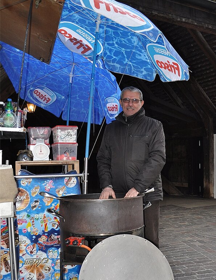 Yousef Bitar verkauft seit zehn Jahren Marroni und Glace. jpi)