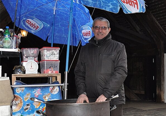 Yousef Bitar verkauft seit zehn Jahren Marroni und Glace. jpi)
