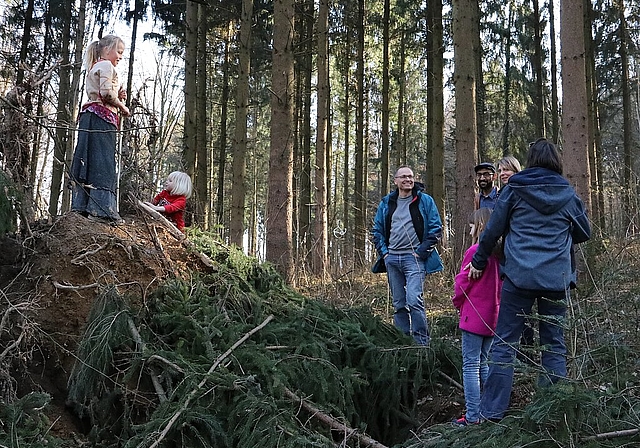 Die 8-jährige Emelie zeigte ihrem Vater sowie weiteren Eltern die Hütte ihres Indiander-Häuptlings, die unter einem umgekippten Baum eingerichtet wurde. (Bild: mim)