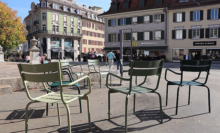 Dasselbe Stuhl-Modell, das bereits in Parks in Paris zu finden ist, wird nun auch in der Kirchgasse für Sitzgelegenheiten sorgen. (Bild: ZVG)