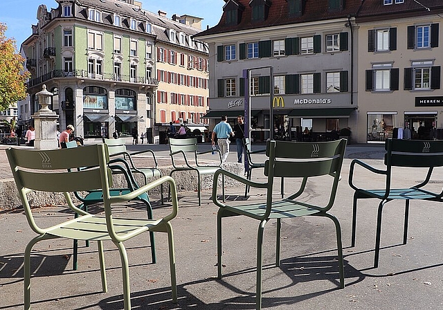 Dasselbe Stuhl-Modell, das bereits in Parks in Paris zu finden ist, wird nun auch in der Kirchgasse für Sitzgelegenheiten sorgen. (Bild: ZVG)