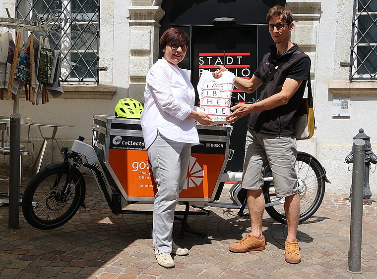 Bibliotheksleiterin Sibylle Scherer und Co-Geschäftsleiter Matthias Tschopp freuen sich über die neue Zusammenarbeit: Ab sofort können Medien von der Stadtbibliothek Olten mit Collectors nach Hause geliefert werden. (Bild: mim)