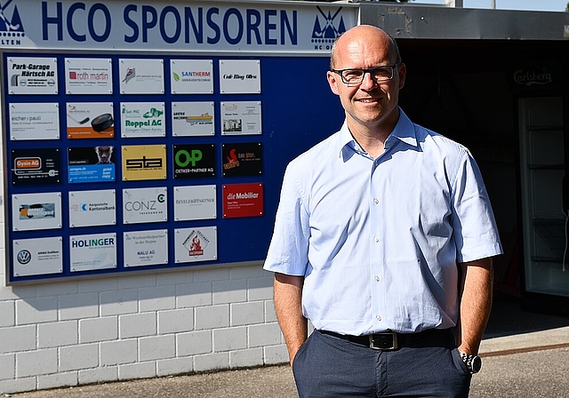 Co-Präsident Daniel Pfister vor der Sponsorenwand des HC Olten: «Dieses Jahr ist der Saison-Kickoff besonders für sie gedacht.» (Bild: Franz Beidler)