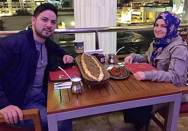 Fatih (29 Jahre) und Zeynep (28 Jahre) freuen sich, möglichst viele Gäste bei sich zu Hause begrüssen zu dürfen. (Bild: ZVG)