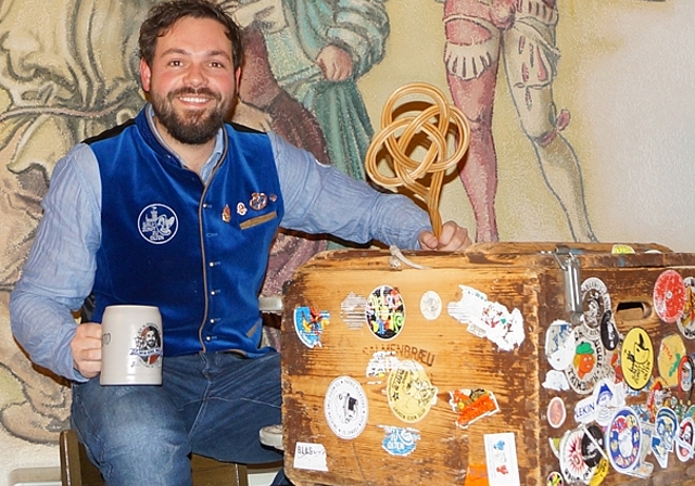 Einer der Jüngsten und doch der Letzte: Der 34-jährige Obernaar Reto «dr Auerletscht» mit seinem geerbten SchnitzelbankInstrument, einer Bierkiste der Marke Salmenbräu im Lokal der Säli-Zunft. (Bild: Franz Beidler)